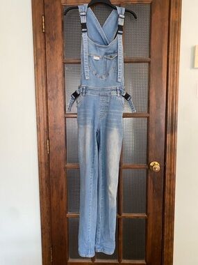 The Mumsie "Classic" light wash denim baby-carrier overalls